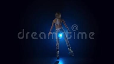 女孩子在kangoo跳鞋的慢动作与蓝色聚光灯的对比..